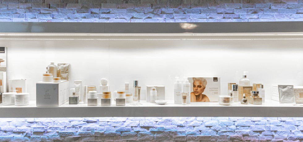 CE5 S585 GL Winter White _Spa products display by Pur-Design