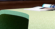P385 Sergé Olive - Table réception vue de près